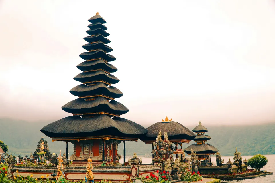 Templo balinés Pura Ulun Danu Beratan en el lago Bratan con montañas al fondo