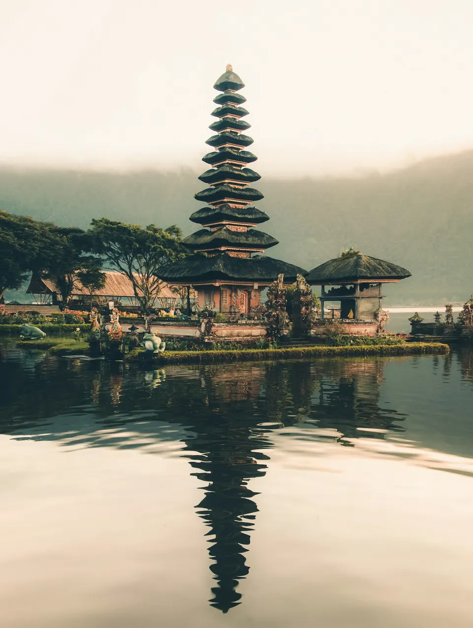 Templo Ulun Danu Beratan reflejado en el lago Bratan, en Bali