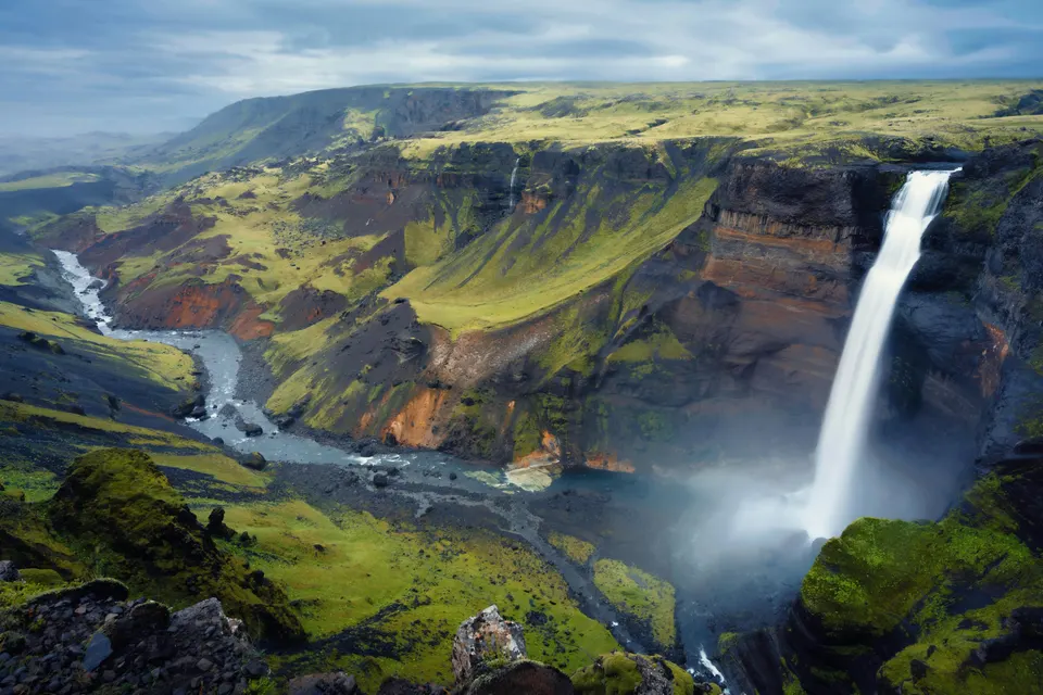 Cascada Háifoss en Islandia cayendo en un cañón verde y rocoso con un río serpenteante