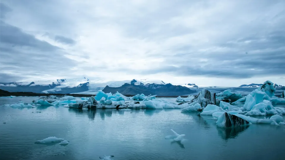Vista de la laguna glaciar Jökulsárlón con icebergs flotantes en Islandia