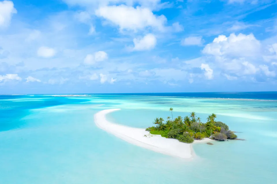 Isla tropical con playa de arena blanca y aguas turquesas