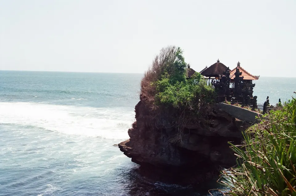 Templo sobre una roca frente al mar en la costa de Bali